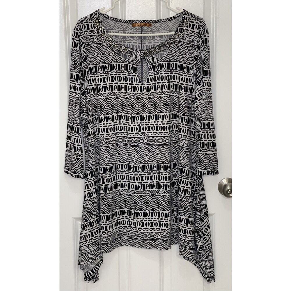 Belldini Women’s 3/4 Sleeve Peek-hole Neckline SharkBite Hem Blouse Top Size 2X